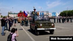 На фото: 9 травня 2021 року майбутній комендант Скадовська на Херсонщині Віктор Богатуров командував військовим парадом у російському місті Тольятті