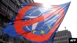 Флаг с перечеркнутыми символами НАТО и ЕС на одной из антизападных демонстраций в Болгарии