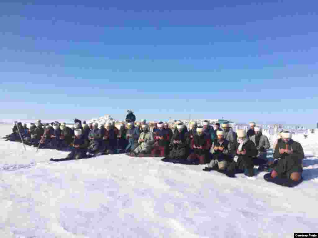 Коллективная молитва жителей села  