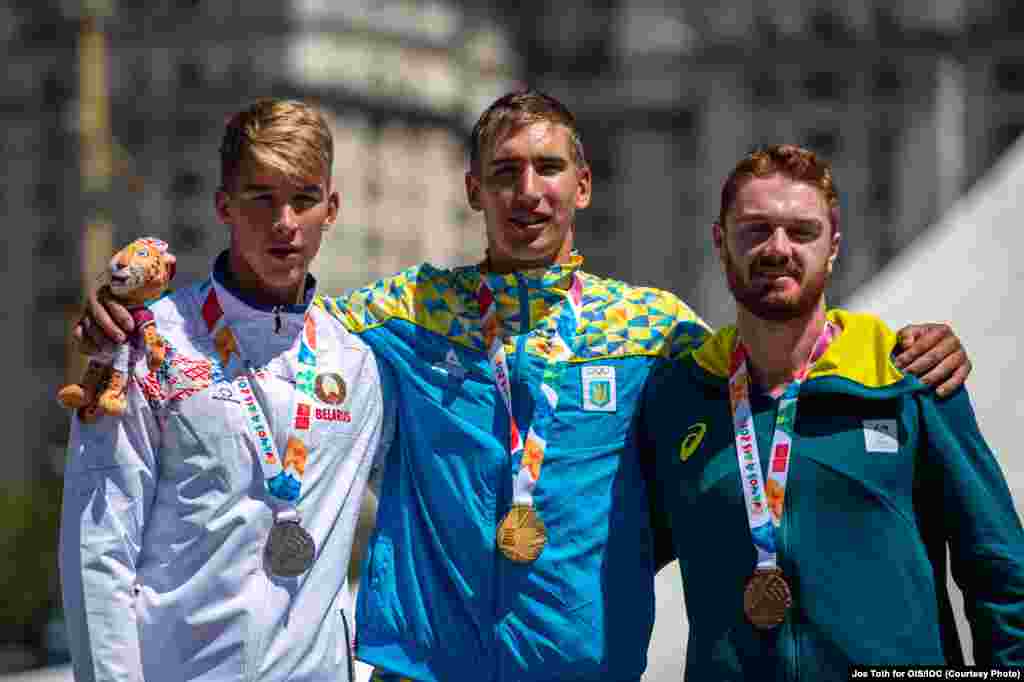 Іван Тищенко здобув першу золоту нагороду з академічного веслування серед «одиночок». До цього часу медалі вищого ґатунку українці не виборювали на жодній з Олімпіад – ні дорослих, ні юнацьких