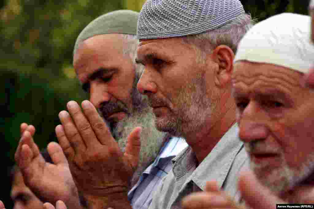 Коллективная молитва или Дуа о возвращении всех арестованных и пропавших крымских татар. Дуа — единственное, что крымские татары могут противопоставить преследованиям со стороны российских спецслужб. На молитвы собираются сотни человек.