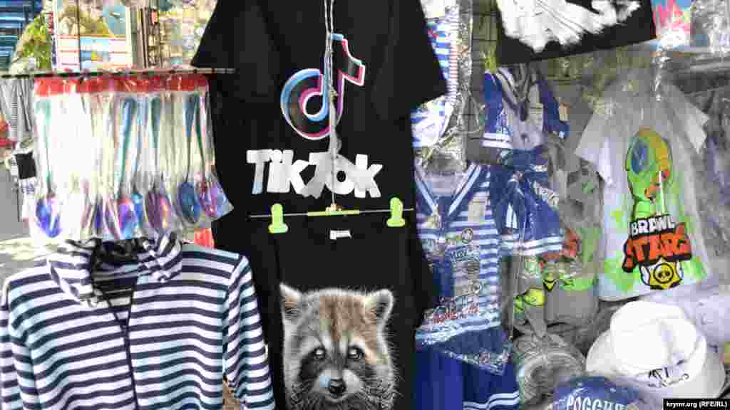 Раніше серед серед сувенірів було чимало товарів із зображенням президента Росії Володимира Путіна. За словами продавців, зараз їх зняли з виробництва, хоча покупці все ж іноді цікавляться, чи є вони в наявності