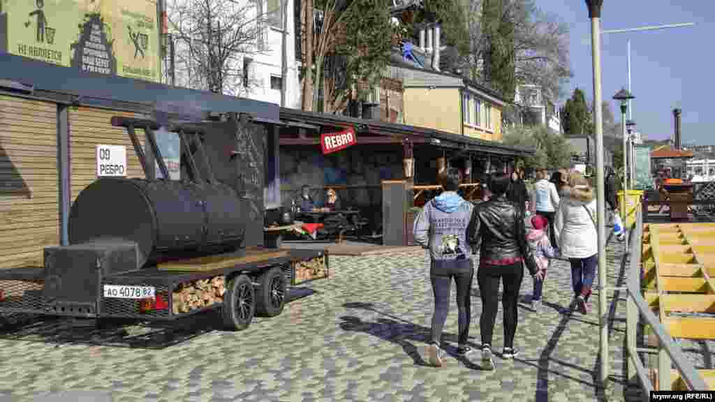 Гостей встречал оригинальный паровоз для жарки мяса «Дым Дымыч» – имя ему выбрали ялтинцы на конкурсе в социальных сетях