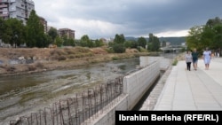 Radovi na pešačkom mostu.