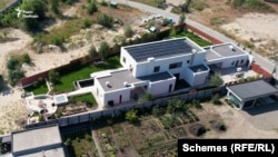 Будинок, який звели, на ділянці у Вишеньках