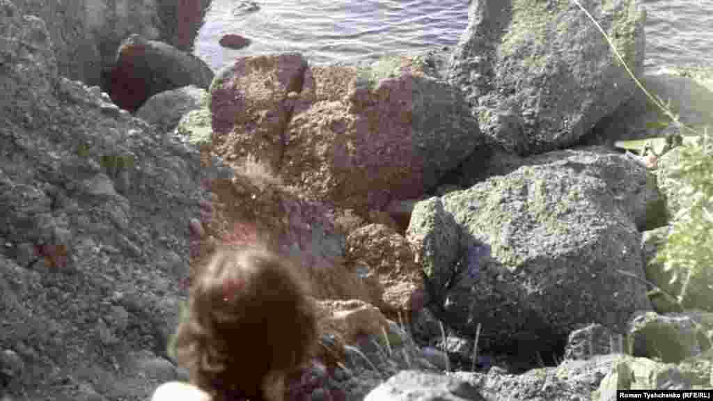 Дойти до моря непросто – нужно прыгать по валунам