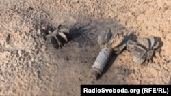 Хвостовики від мін після обстрілу поблизу міста Щастя, травень 2015 року