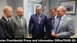 Дмитрий Мазепин – второй слева