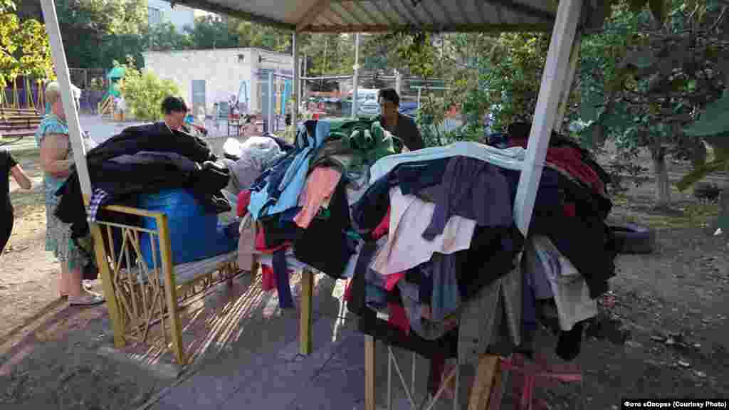 Де? Одещина (м. Чорноморськ). Що роздають? Секонд-хенд. Від кого? Василь Гуляєв, потенційний кандидат у мери.  Деталі: Роздачу одягу секонд-хенду під час зустрічі Гуляєва з виборцями 19 вересня зафіксували представники «Опори». За інформацією спостерігачів мережі, присутнім на заході також роздавали безкоштовну каву (у стаканчиках з логотипом політичної партії «За майбутнє» і прізвищем кандидата) та морозиво.