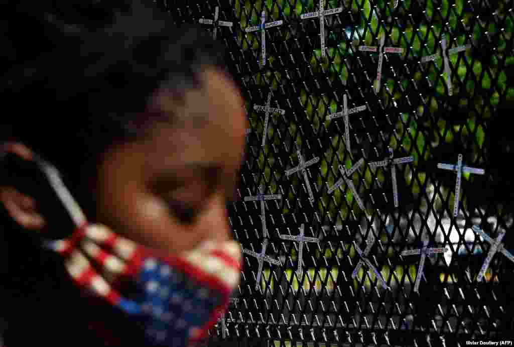 Біля стіни пам'яті з імена убитих поліцією чорношкірих людей, спорудженої учасниками  протестів навпроти Білого дому. Вашингтон, округ Колумбія. 7 червня 2020 року