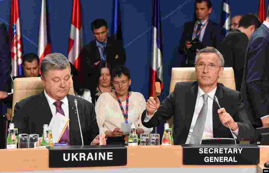 Президент України Петро Порошенко (ліворуч), генсекретар НАТО Єнс Столтенберґ та український політик, колишній політв'язень у Росії Надія Савченко (посередині). Засідання комісії НАТО-Україна, 9 липня 2016 року