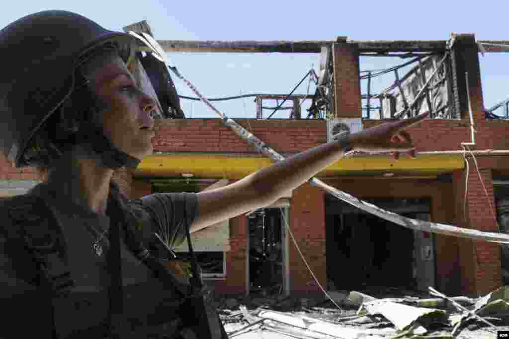 Жінка-боєць добровольчого батальйону «Азов» під час патрулювання околиць у селищі Широкине, 7 червня 2015 року