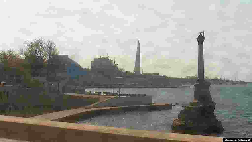 Севастополь. Пустынная набережная возле памятника Затопленным кораблям 