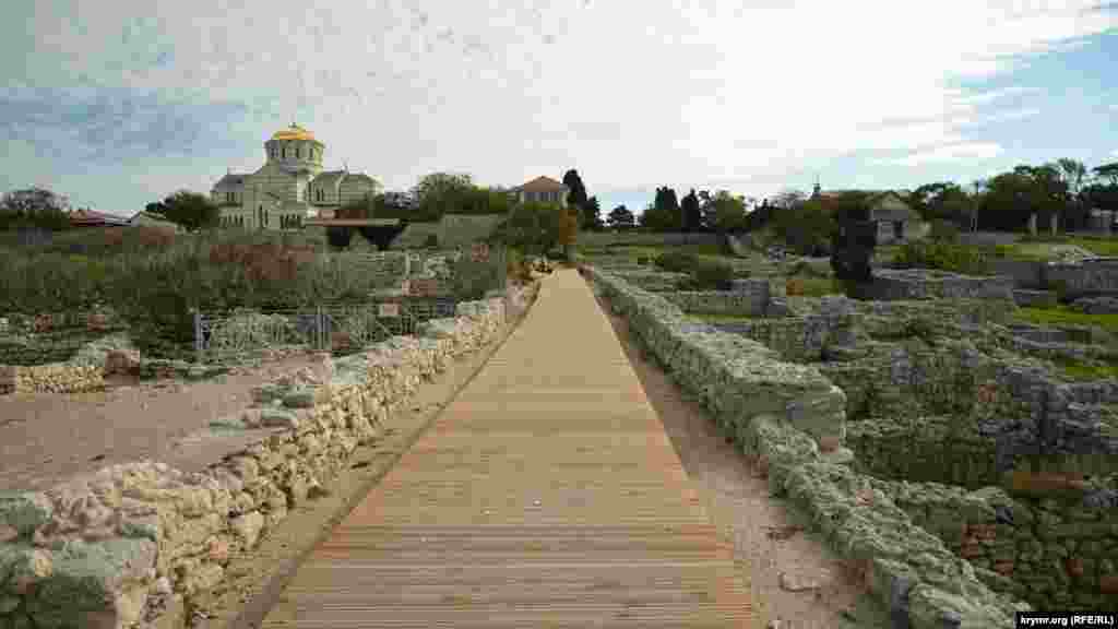 Деревянные дорожки появились в заповеднике в ходе его «реконструкции». Одна из задач деревянных дорожек – скрыть проложенные по территории электрические кабели, питающие электричеством сенсорные киоски, установленные на территории заповедника