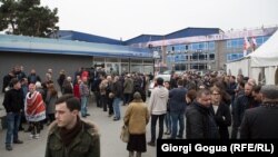 Прихильники «Руставі-2» мітингують під будівлею каналу у Тбілісі, 3 березня 2017 року