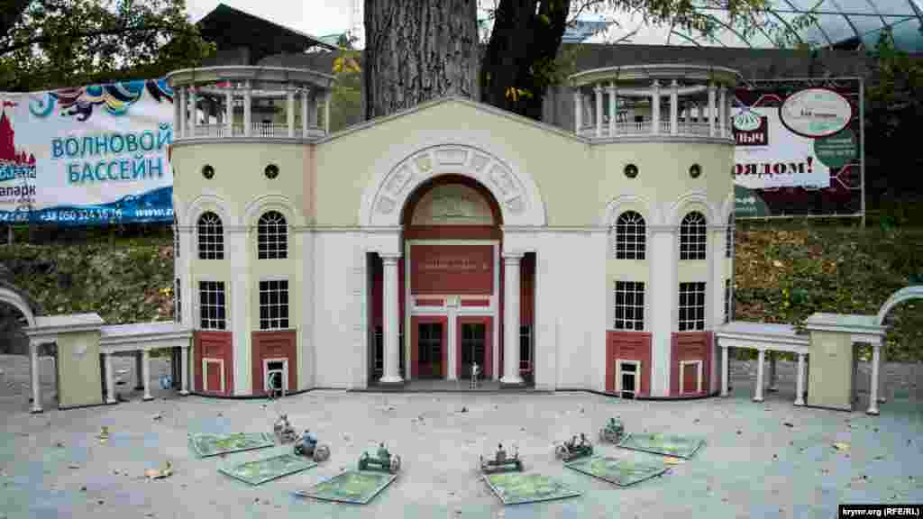 Кинотеатр «Симферополь» расположен в центре крымской столицы на Советской площади. В конце XIX века на месте нынешнего кинотеатра располагалась Симферопольская медико-хирургическая академия, фундамент которой был обнаружен при строительстве подземного перехода под Советской площадью. Строительство кинотеатра на этом месте было начато в 1936 году, но открыть его не удалось из-за начала Второй мировой войны. В 1944 году в здание попала бомба и оно практически полностью было разрушено. После окончания войны кинотеатр реставрировали, первый сеанс там состоялся в апреле 1956 года