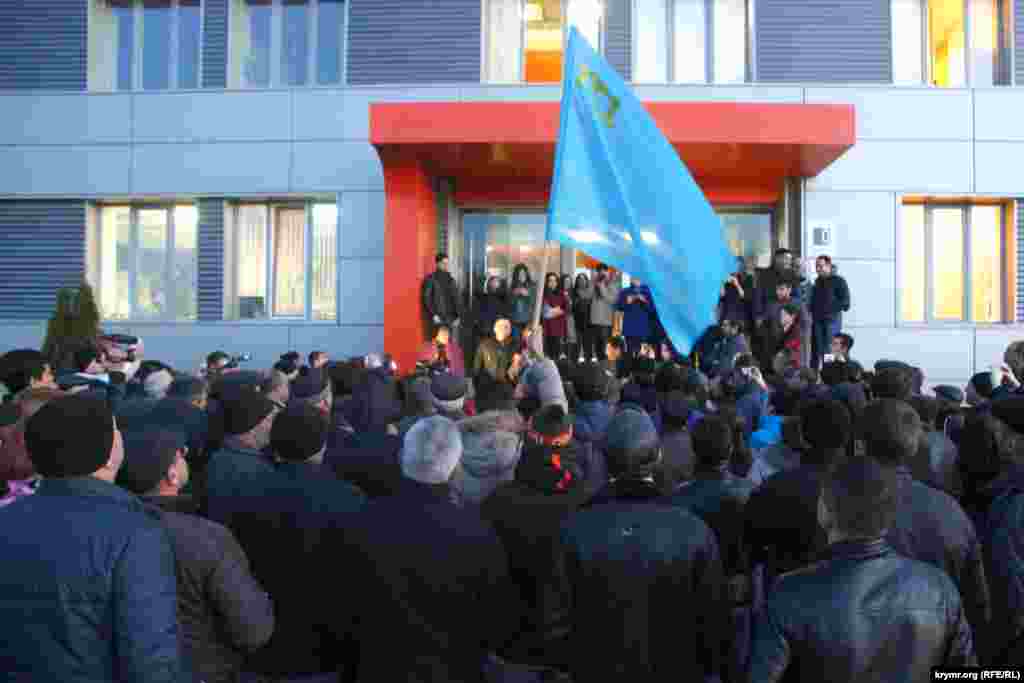 Следственные действия на канале завершились ближе к 18-ти часам. Силовики «покинули территорию телеканала ATR, прихватив с собой часть архива и данные из личных компьютеров сотрудников».