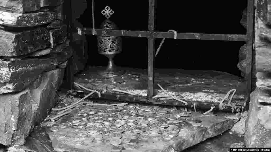 Прямо у границы с грузинской стороны – вымершее селение Анатори, от которого остались только полуразрушенная церковь и склепы. В них до сих пор оставляют монетки и жгут свечи в память о предках. Из Тбилиси сюда попадают по ухабистой дороге через горный перевал, зато без какого-либо разрешения