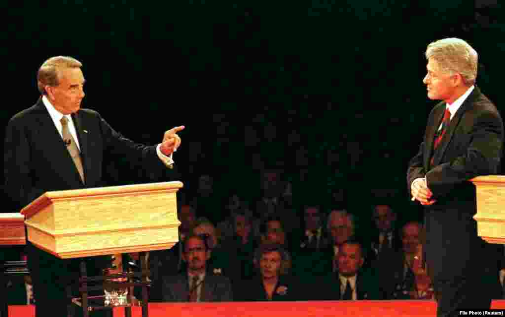 1996 рік: Під час дебатів Білла Клінтона та кандидата від Республіканської партії Боба Доула студент запитав Доула, чи не занадто він у 73 роки старий, щоб розуміти потреби молоді. Республіканець відповів, що у його віці розум і досвід означають, що він мав перевагу мудрості. А Клінтон додав: «Я можу лише сказати вам, що я не думаю, що сенатор Доул занадто старий, щоб бути президентом. Я ставлю під сумнів вік його ідей». Білл Клінтон був переобраним