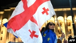 Оппозициянын колдоочулары парламенттик шайлоонун жыйынтыгына нааразылыгын билдирип чыккан акция. Тбилиси, 4-ноябрь 2024-жыл