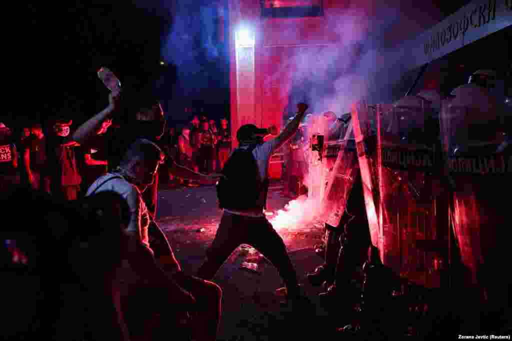 Пиротехника, чад од канистри со солзавец, полицајци во целосна заштитна опрема и демонстранти.