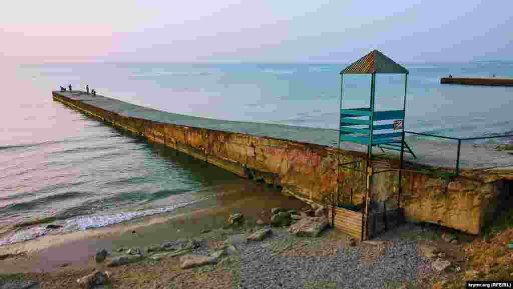 Условия для купания – идеальные: температура воды + 22, воздуха +33. На море – штиль