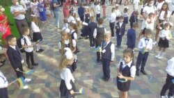 День знань, коронавірус і першокласники – перший дзвоник під Києвом (відео) День знань, коронавірус і першокласники – перший дзвоник під Києвом (відео)