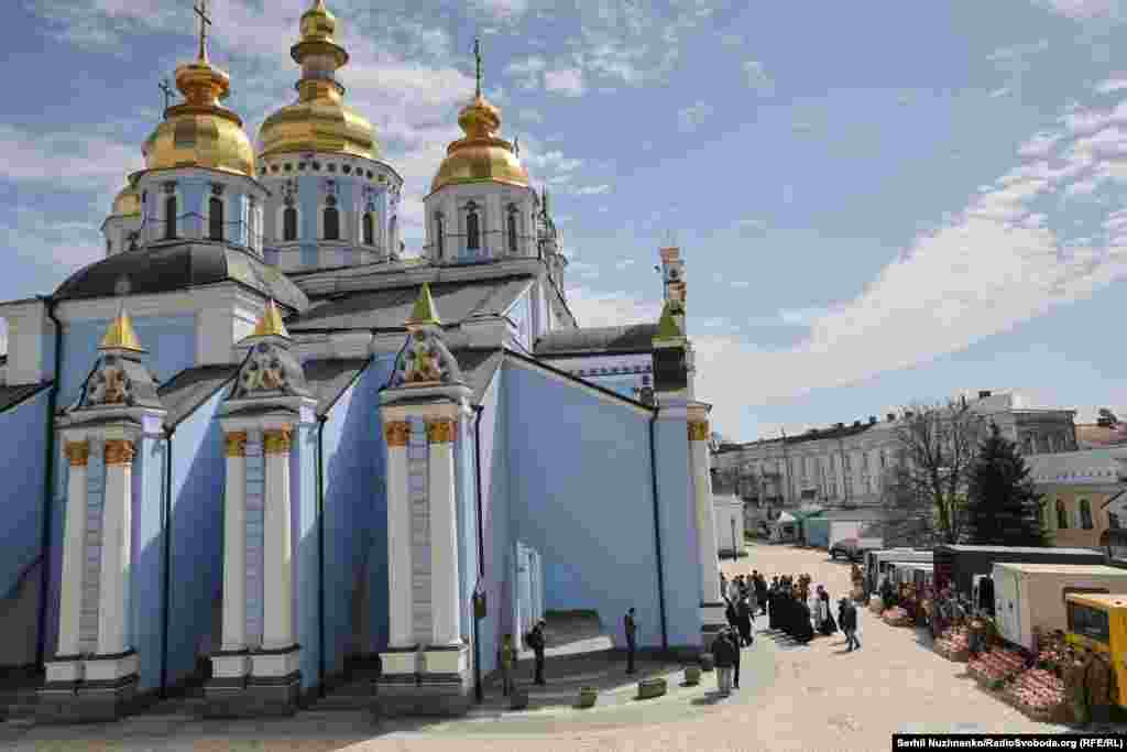 Блаженніший митрополит Київський і всієї України Епіфаній освятив 7000 великодніх пасок на подвір’ї Свято-Михайлівського Золотоверхого собору, 17 квітня 2025 року