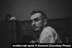 Петро Конопля під час роботи в театрі