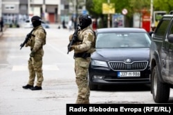 Боснія і Герцеговина -- Співробітники спеціальної поліції Республіки Сербської патрулюють вулиці Істочно-Сараєво, 24 квітня 2025 року