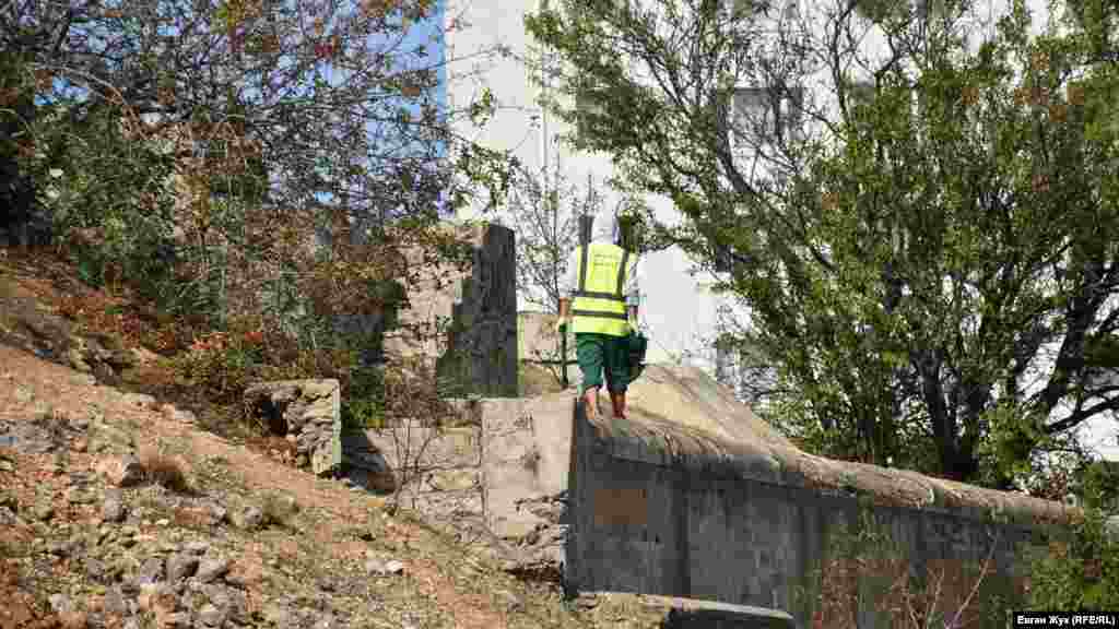 Рядом с батареей в начале 2000-х возведены общежития Севастопольского филиала Украинской банковской академии, строившейся под патронатом президента Украины Виктора Ющенко. Чуть позже началось строительство частных домов с одной стороны форта и высотных многоквартирных с другой. Сегодня от некоторых строений до батареи всего несколько метров, охранная 50-метровая зона не соблюдается