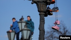 Роман Шингаркин с товарищем во время акции Навального