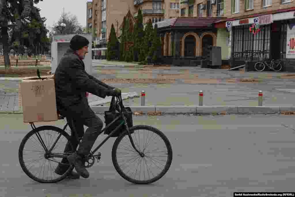 Російська армія постійно обстрілює місто і ремонтним бригадам, кажуть вони, все тяжче повертати електроенергію і газ в місто. Коли я писав текст до цих фото, в АТ «Донецькоблгаз» повідомили, що в Покровську з 12 грудня призупиняється розподіл природного газу через загострення безпекової ситуації й неможливість усувати наслідки обстрілів.  «Впродовж останніх місяців фахівці АТ «Донецькоблгаз», незважаючи на обстріли, робили все можливе, щоб жителі Покровська отримували природний газ та могли користуватися його благами. Нині через значні пошкодження газопроводів та постійні ворожі атаки ліквідація наслідків бойових дій на системі газорозподілу та відновлення газопостачання абонентам неможливі», – повідомляють в облгазі
