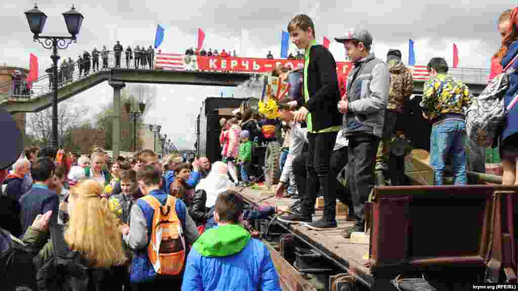 Среди зрителей было много детей, часть из них – школьники с ранцами, которых привезли организованными группами