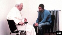 Папа Римський Іван Павло Другий пробачив свого нападника 27 грудня 1983 року у римській тюрмі «Реджіна челі»
