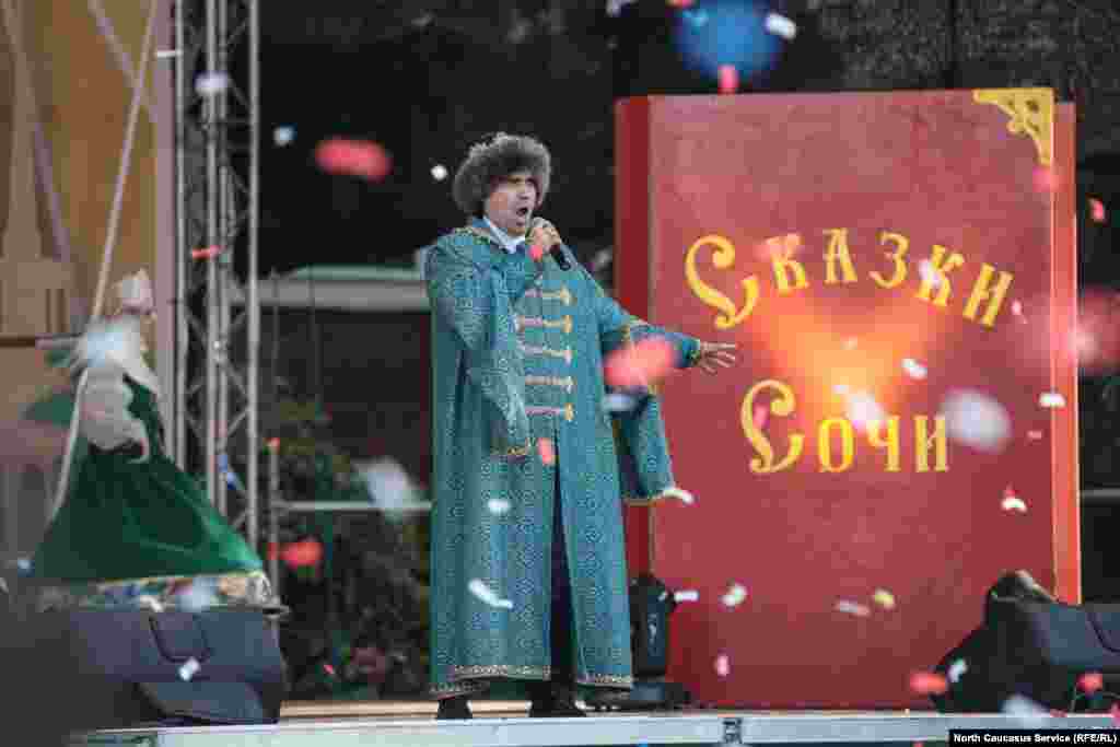 Днем основания Сочи считается 21 апреля (1 мая по новому стилю) 1838 года — день, когда был заложен форт Александрия, ставший прообразом города. Но глава города Анатолий Пахомов выступил с инициативой отмечать его 21 ноября, в день небесного покровителя города Сочи архангела Михаила