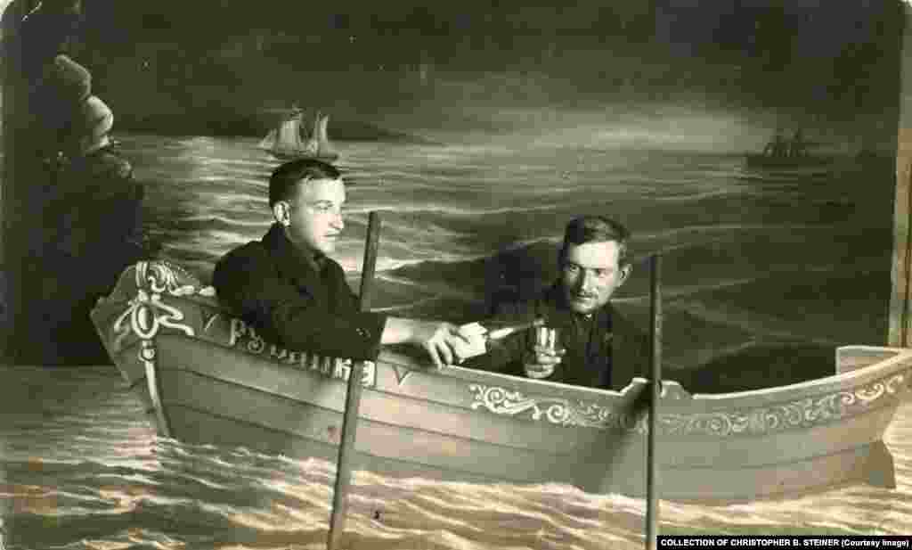 Два человека выпивают в «лодке», плывя по брезентовому «океану»