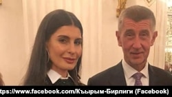 Представитель пророссийской крымскотатарской организации «Къырым бирлиги» Тамила Безазиева с премьер-министром Чехии Андреем Бабишем во время официального приема у президента Чехии, 28 октября 2019 года