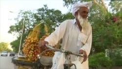 Фініки самі себе не продадуть. 75-річний торговець йде на вибори, бо сподівається на зміни Фініки самі себе не продадуть. 75-річний торговець йде на вибори, бо сподівається на зміни