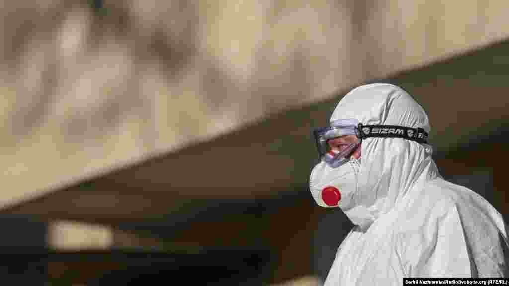 Медик біля Олександрівської лікарні у Києві після транспортування хворого із підозрою на COVID-19