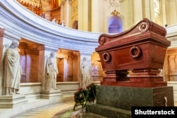 Саркофаг Наполеона I Бонапарта в Домі Інвалідів у Парижі, де поховані визначні військовики Франції