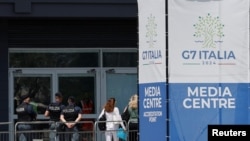 Поліцейські патрулюють біля прес-центру напередодні саміту лідерів країн G7 у місті Барі, Італія, 12 червня 2024 року