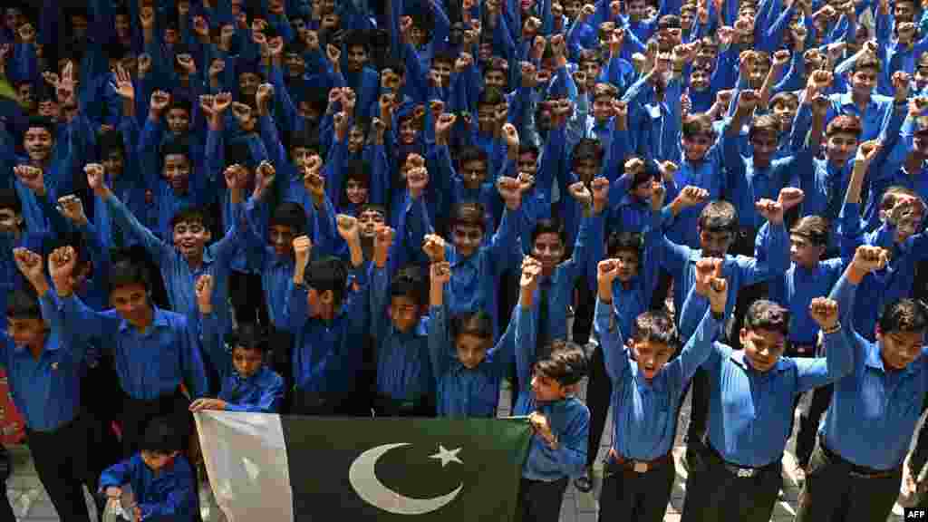 Učenici uzvikuju slogane dok izražavaju solidarnost s pakistanskim oružanim snagama tokom školske skupštine u Lahoreu 12. maja nakon što su škole ponovno otvorene nakon prekida vatre između Islamabada i New Delhija u jeku neprijateljstava oko sporne regije Kašmir.
