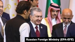 افغان ولسمشر اشرف غني، د ازبکستان ولسمشر شوکت میر ضیایېف او د پاکستان وزیراعظم عمران خان د تاشکند په غونډه کې - د ۲۰۲۱ز د جولای ۱۶مې انځور.