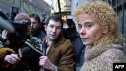 Россия--Кремлалда кколелъул бицуней йикIарай корреспондент Елена Трегубова Москваялда жиндирго рукъалда аскIой, 2004 соналъул 2-билеб февраль