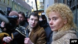 Елена Трегубова возле своего дома в Москве, 2004