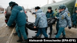 Рятувальники несуть тіло вбитої людини на пункті пропуску «Оленівка», 21 січня 2018 року