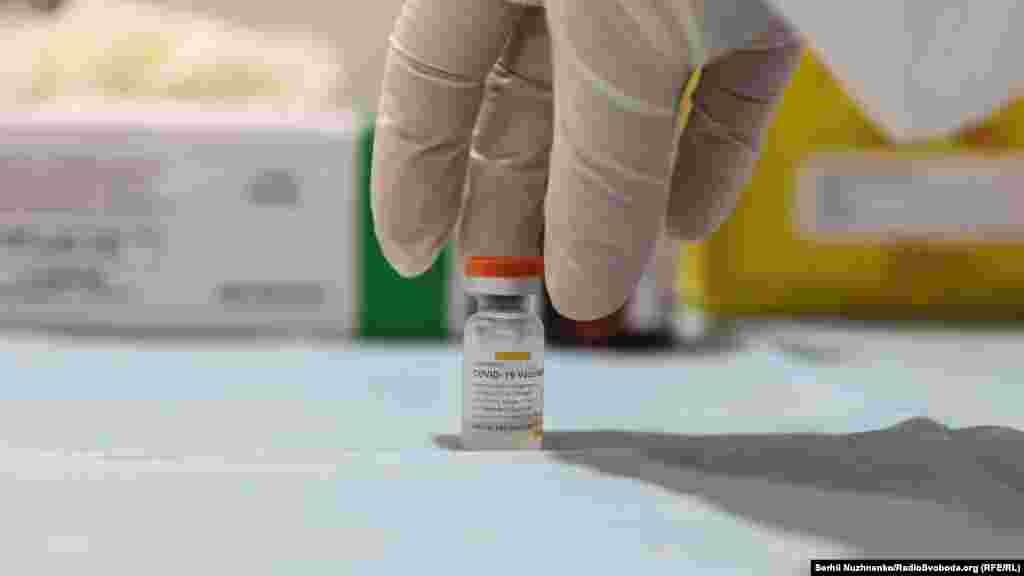 Щеплення вакциною CoronaVac роблять киянам, які зареєструвалися у додатку «Дія», і яких попередньо запросили на вакцинацію. Щоб вакцинуватися, необхідно при собі мати паспорт, ідентифікаційний код, мобільний телефон для підтвердження запису на вакцинацію у додатку та, бажано. копію декларації з лікарем, якщо вона підписана