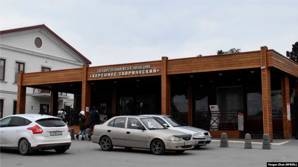 Вход в музей-заповедник оборудован в традициях российского деревянного зодчества 