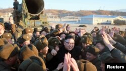 Ким Чен Ын в окружении солдат